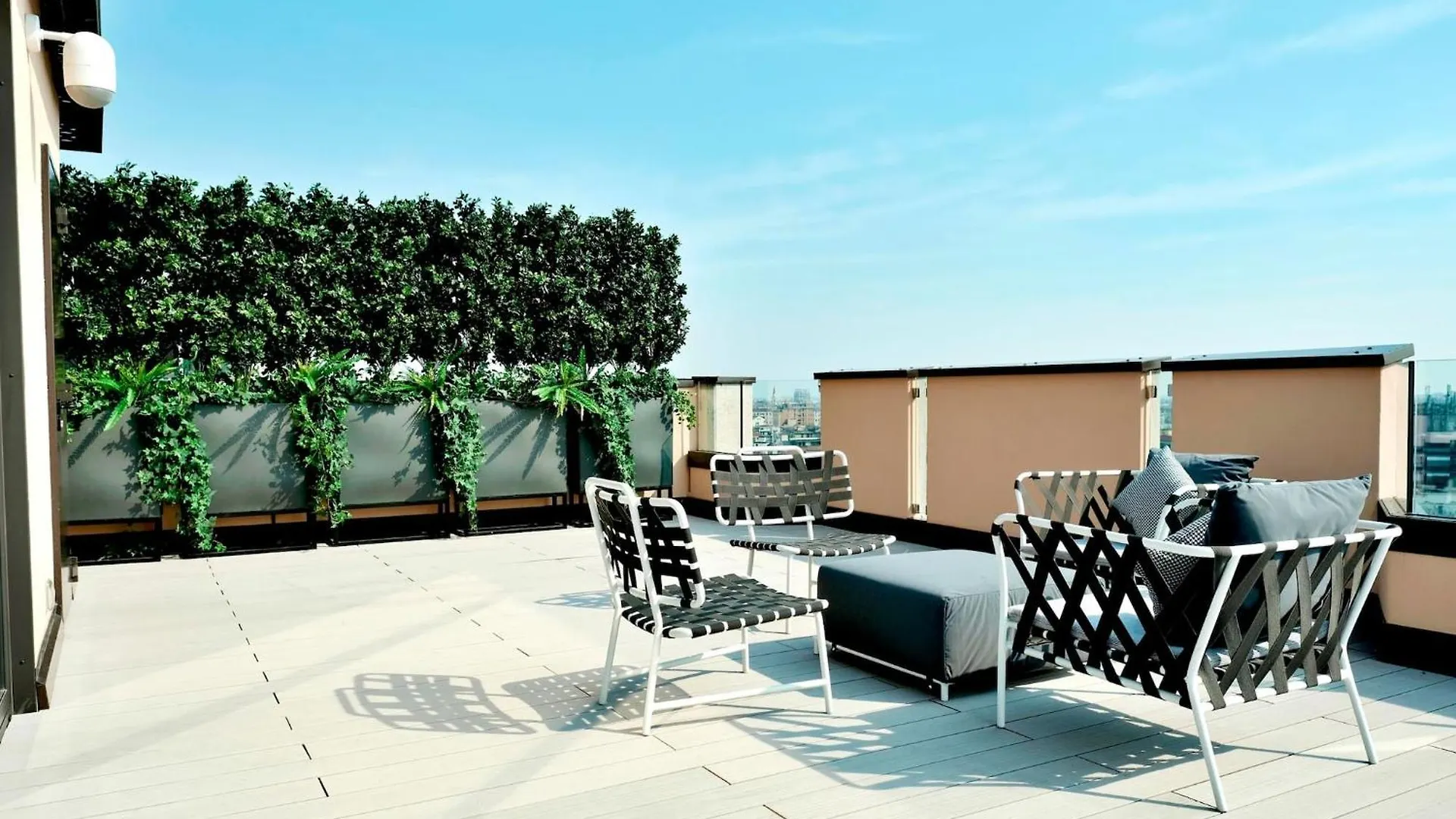 San Babila Central Tower With Panoramic Terrace Overlooking Duomo By Rentopolis Milán 0*,  Itálie