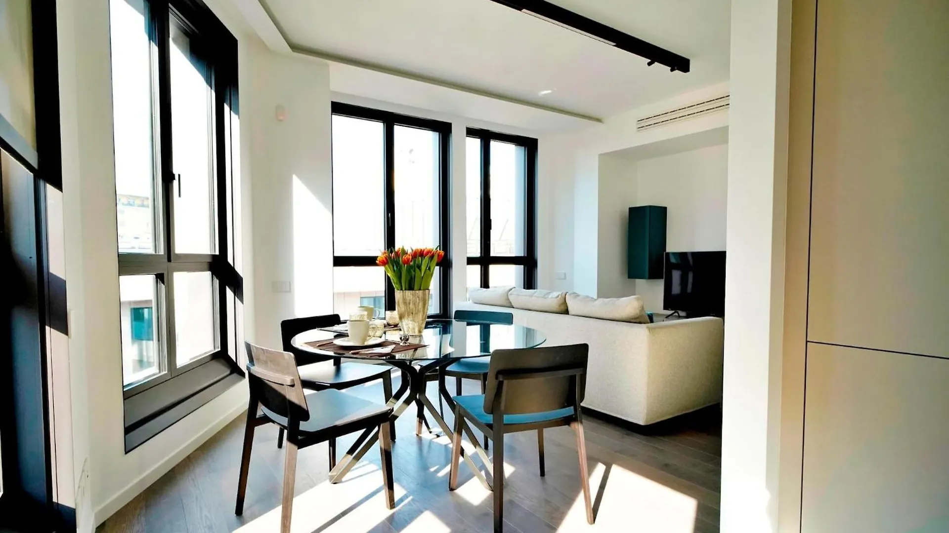 Apartment San Babila Central Tower With Panoramic Terrace Overlooking Duomo By Rentopolis Milan