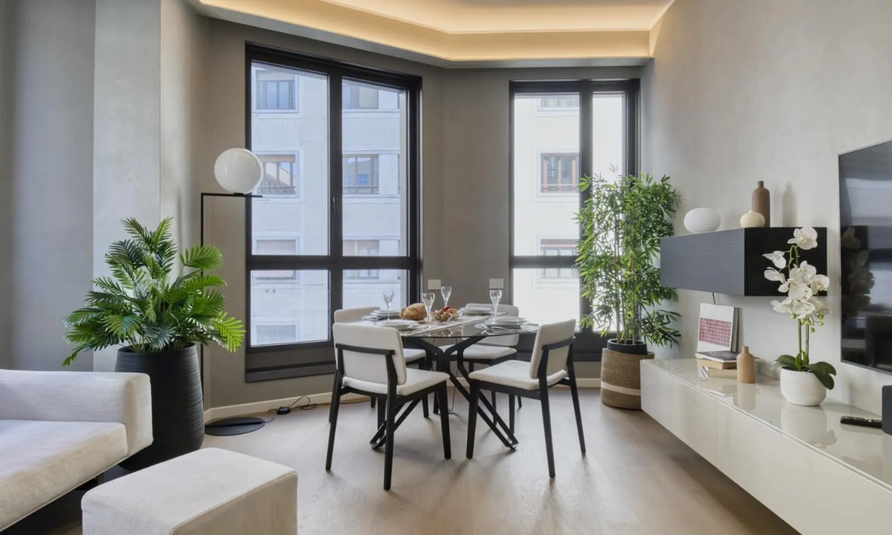San Babila Central Tower With Panoramic Terrace Overlooking Duomo By Rentopolis Milan Apartment