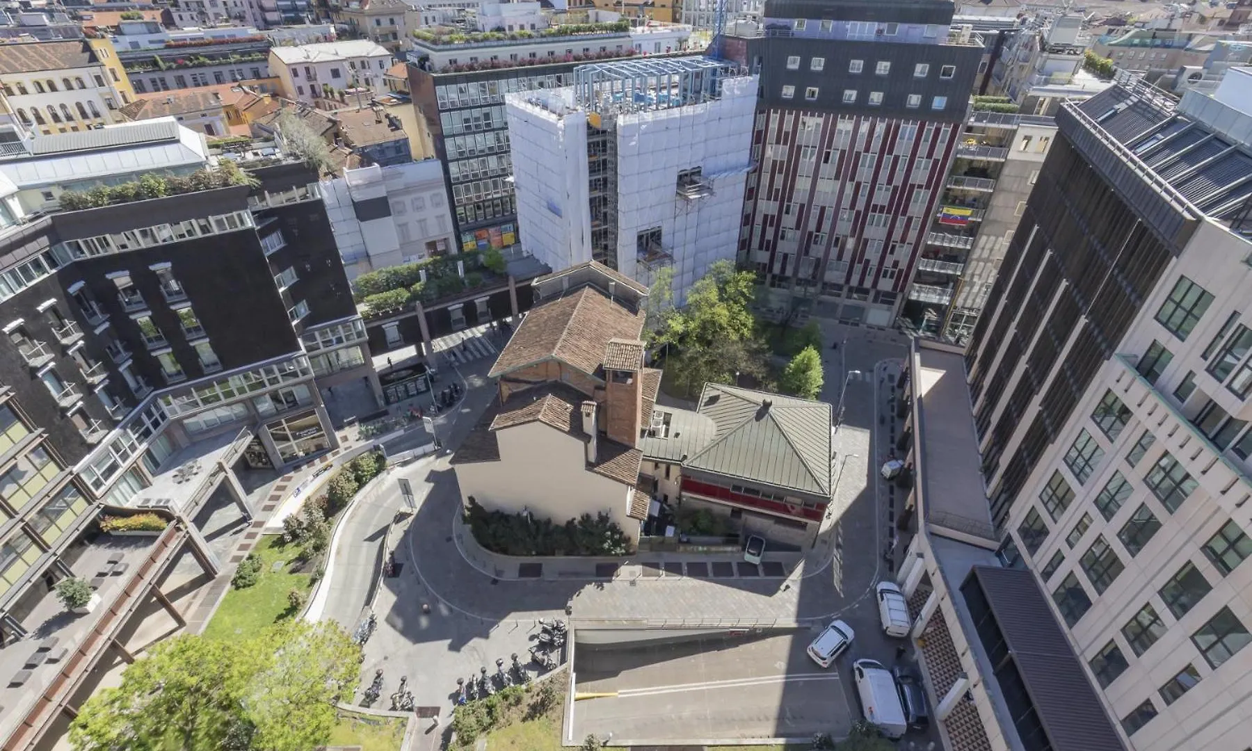 San Babila Central Tower With Panoramic Terrace Overlooking Duomo By Rentopolis Milan Apartment