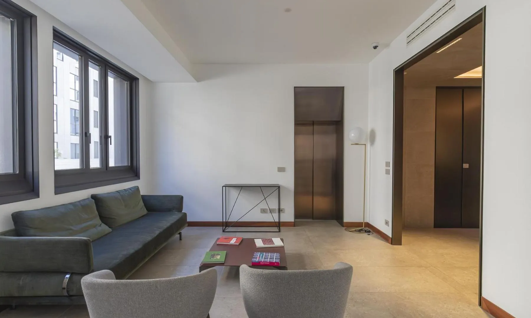 San Babila Central Tower With Panoramic Terrace Overlooking Duomo By Rentopolis Milan