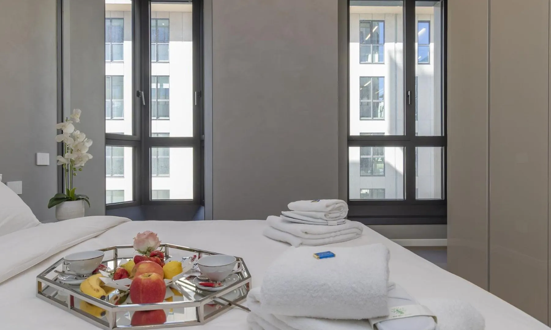 San Babila Central Tower With Panoramic Terrace Overlooking Duomo By Rentopolis Milan