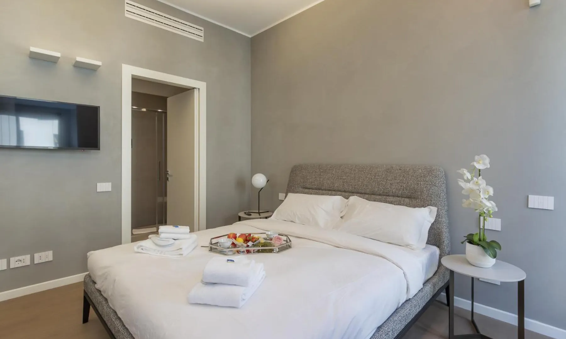 San Babila Central Tower With Panoramic Terrace Overlooking Duomo By Rentopolis Milan Apartment