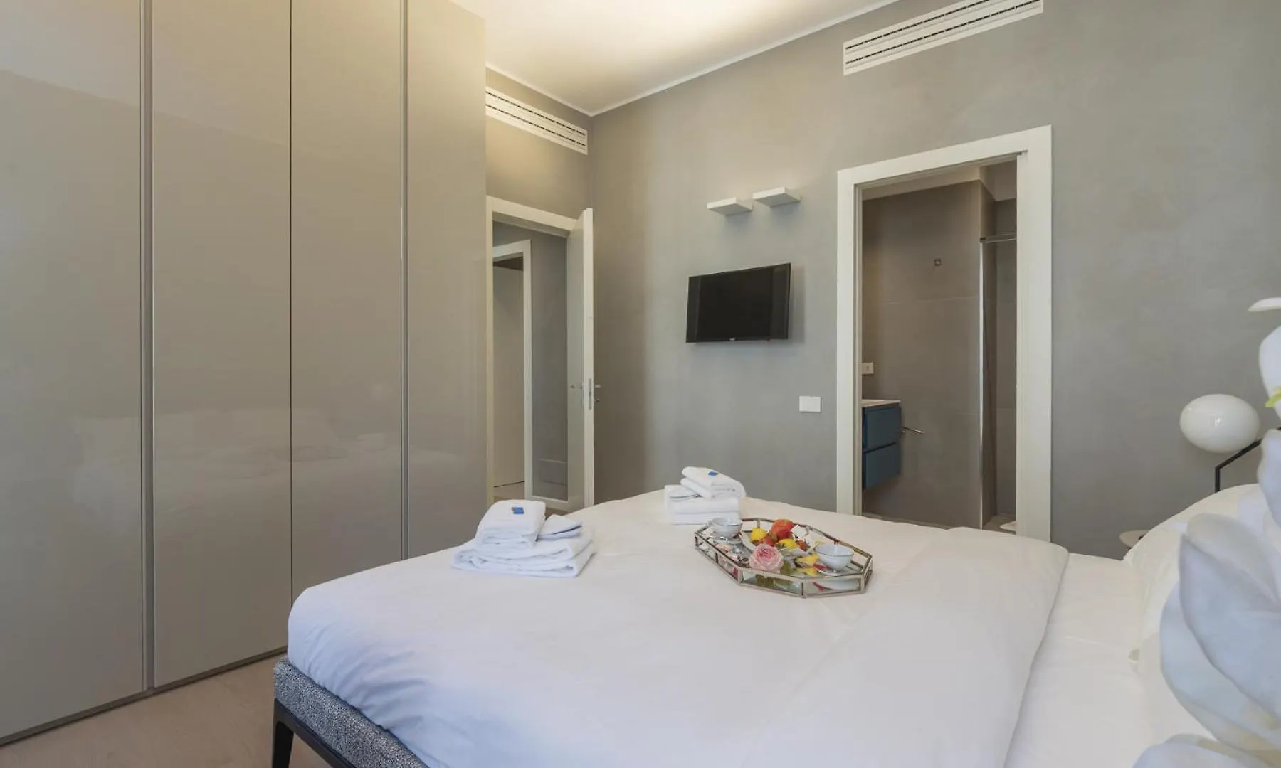 San Babila Central Tower With Panoramic Terrace Overlooking Duomo By Rentopolis Milan Apartment