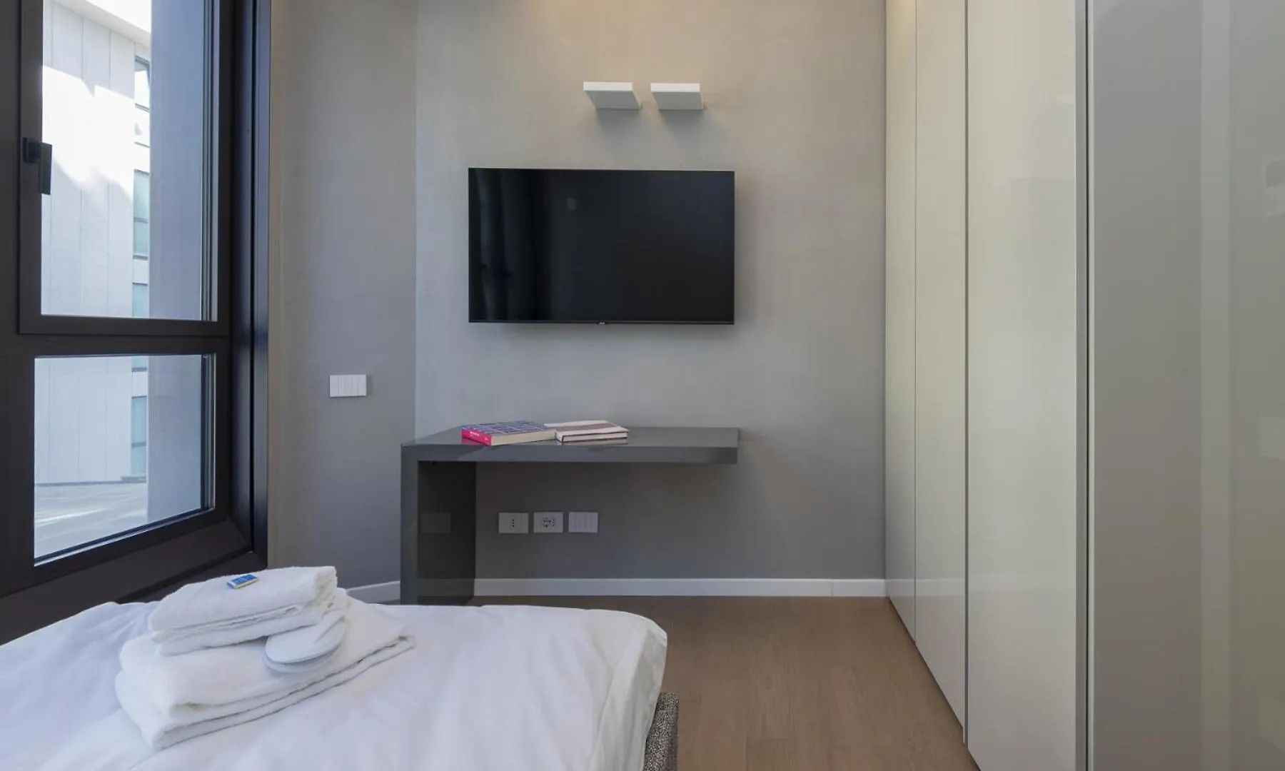 San Babila Central Tower With Panoramic Terrace Overlooking Duomo By Rentopolis Milan Apartment
