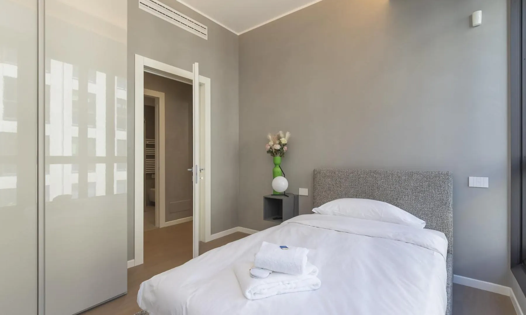 Apartment San Babila Central Tower With Panoramic Terrace Overlooking Duomo By Rentopolis Milan