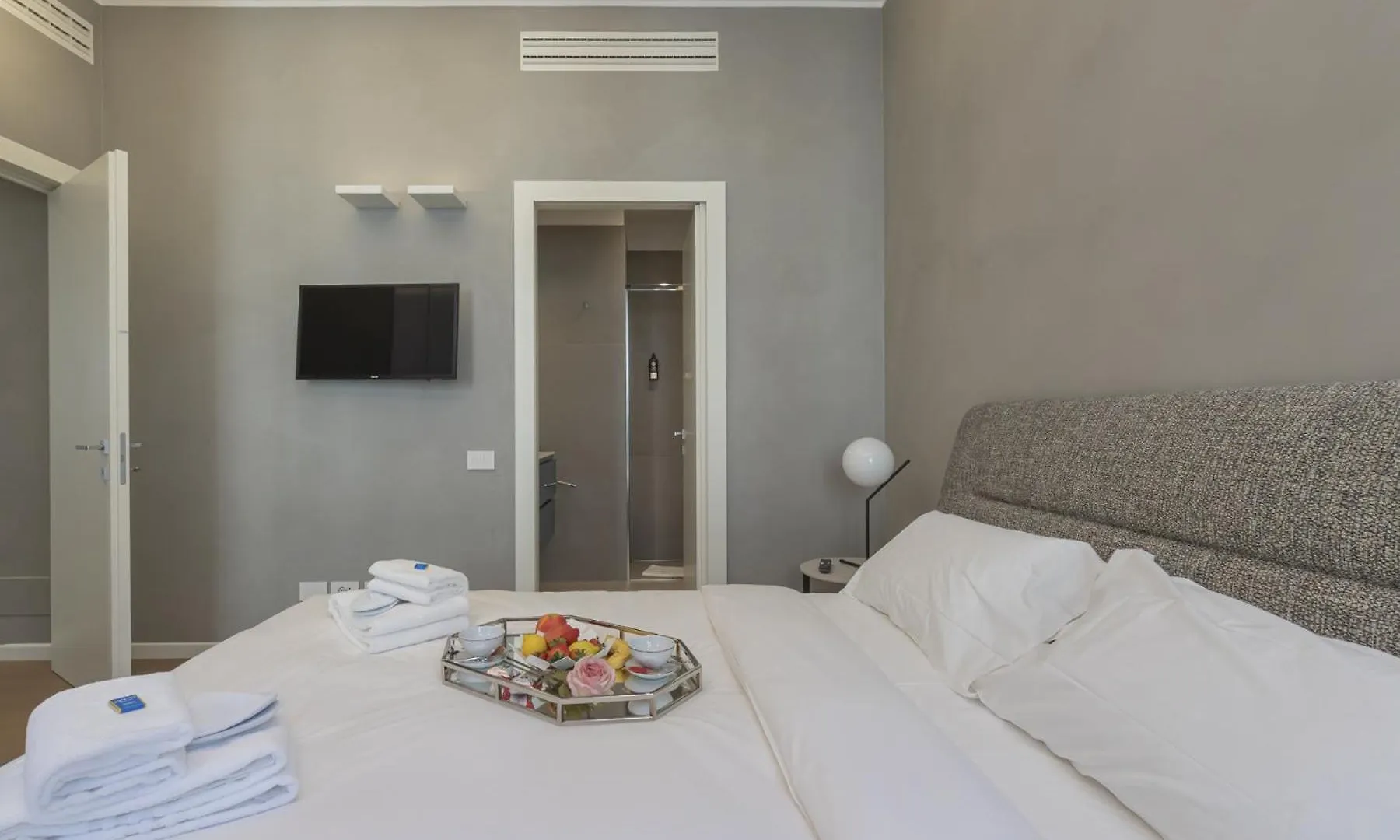 Appartement San Babila Central Tower With Panoramic Terrace Overlooking Duomo By Rentopolis Milan Italie